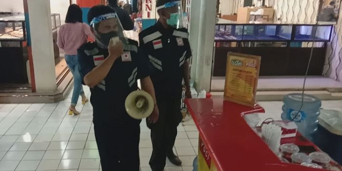 Petugas saat keliling menyampaikan imbauan patuhi prokes. (foto: ist)
