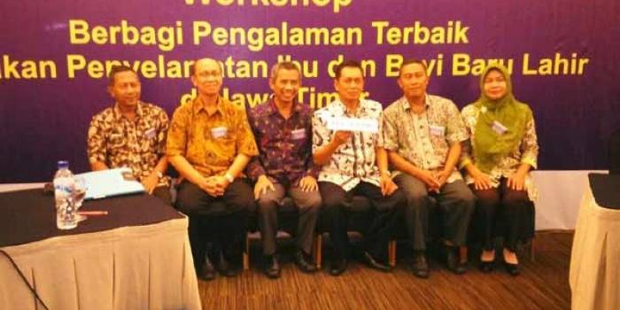Kepala Dinkes Tuban (tiga dari kanan), bersama peserta workshop yang lain. (foto: suwandi/BANGSAONLINE)