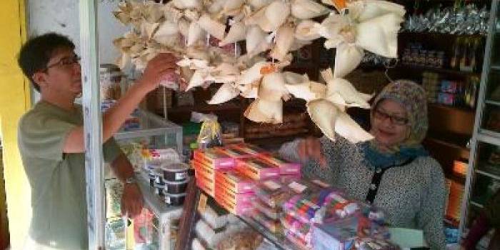 ?Pudak, menjadi ciri khas jajanan Gresik yang hampir selalu diburu wisatawan. foto:syuhud almanfaluti/BANGSAONLINE