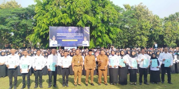 bupati-bangkalan-serahkan-sk-pppk-paruh-waktu-rekrutmen-terbanyak-se-madura