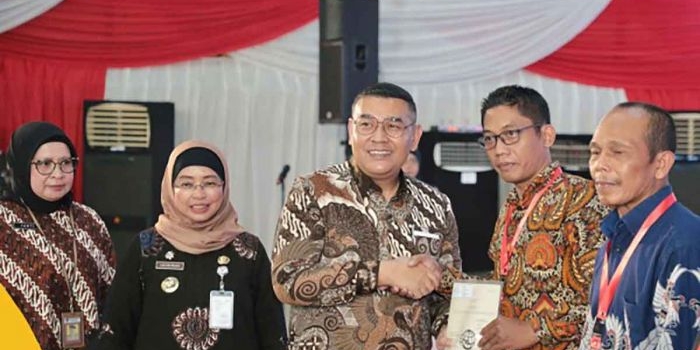 Wamen ATR/BPN, Ossy Dermawan, saat menyerahkan sertifikat elektronik  ke 2 warga asal Kabupaten Batang, Jawa Tengah.