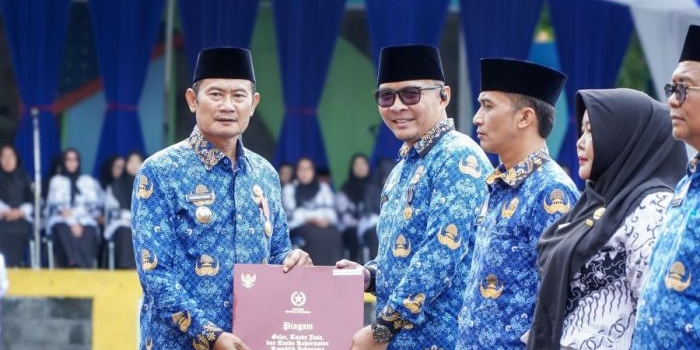upacara-peringatan-hut-korpri-pgri-dan-hgn-2025-bupati-lamongan-tekankan-profesionalisme-asn