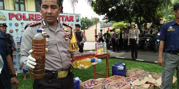 petugas Polres Blitar saat menggelar operasi tumpas narkoba.