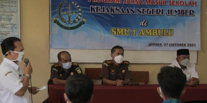 Kejaksaan Negeri Jember saat menggelar kegiatan Jaksa Masuk Sekolah di SMAN Ambulu Jember.