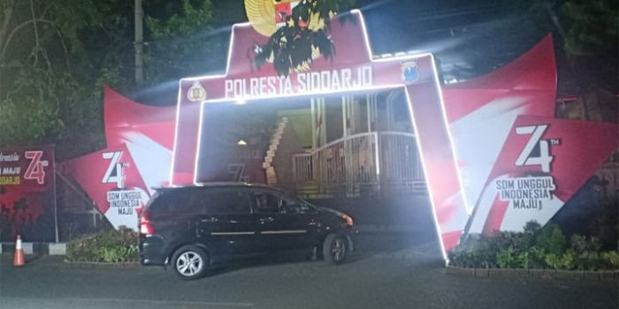 Gapura merah putih yang berdiri di depan pintu gerbang Mapolresta Sidoarjo.