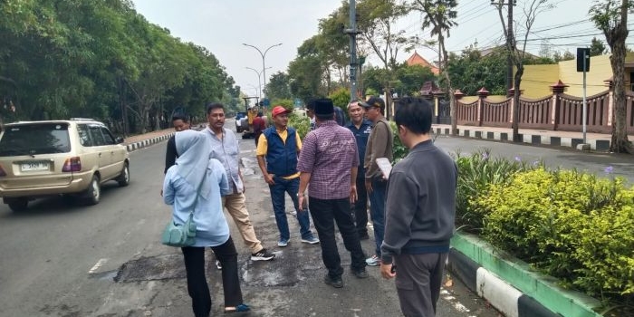 komisi-iii-dprd-bangkalan-monitoring-mendadak-proyek-tambal-sulam-jalan-kabupaten