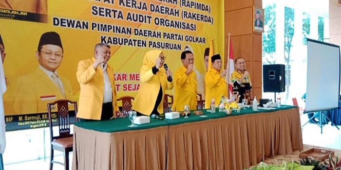 Udik Djanuantoro (paling kiri), Rias Yudikari Drastika (dua dari kiri), dan Pengurus DPD Golkar Jatim saat menghadiri Rapimda dan Rakerda DPD Golkar Kabupaten Pasuruan. 
