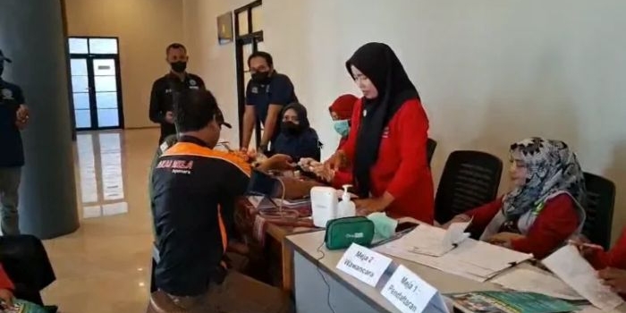 jelang-perjalanan-dinkes-sumenep-cek-kesehatan-sopir-bus-di-terminal-arya-wiraraja