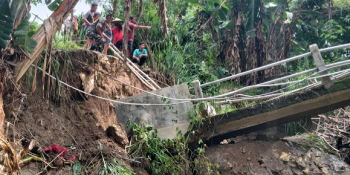 jembatan-di-desa-talunrejo-lamongan-ambruk-akibat-hujan-deras-akses-warga-terputus