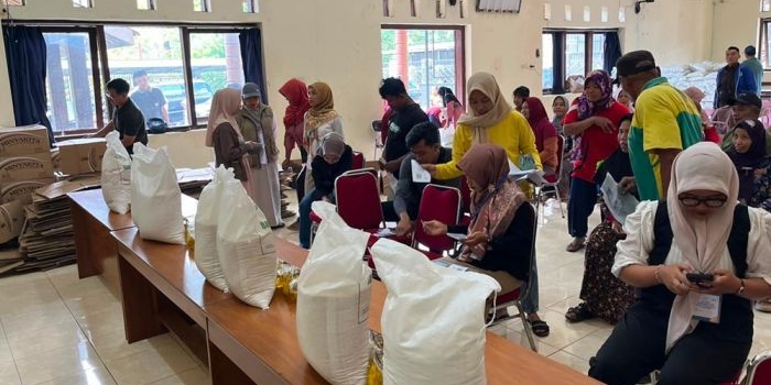 Penyaluran bantuan pangan beras oleh Bulog Tulungagung.
