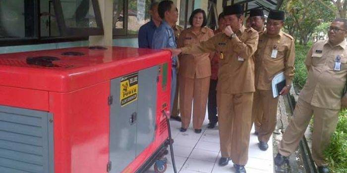 Kepala Dispendik, Mahin S.Pd mendampingi M. Qosim (wabup saat itu) sidak unas CBT. foto: syuhud/ BANGSAONLINE