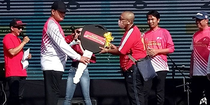 Wali Kota Madiun, Maidi, saat menyerahkan hadiah utama kepada peserta Gowes Kemerdekaan.