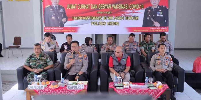 Kapolres Kediri AKBP Agung Setyo Nugroho (pegang mik) saat menjawab pertanyaan warga. Foto: Ist.