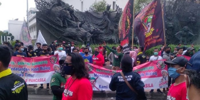 Ratusan massa yang mengatasnamakan diri sebagai Komunitas Gusdurian Rembol 76 atau Santri Suroboyo, ngeluruk Kantor Gubernur Jawa Timur menolak kedatangan Habib Rizieq Shihab (HRS) di Jawa Timur, Selasa (24/11/2020). (foto: ist)