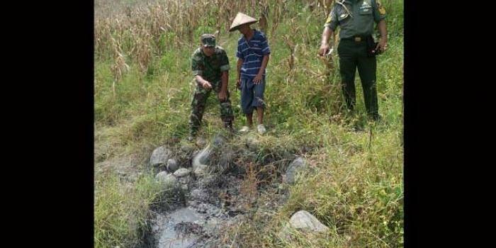 Anggopta Posramil pantau semburan lumpur di Gondang Bojonegoro.