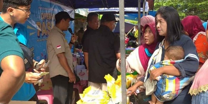 Suasana operasi pasar yang berlangsung di Pasar Kalisat, Jember.