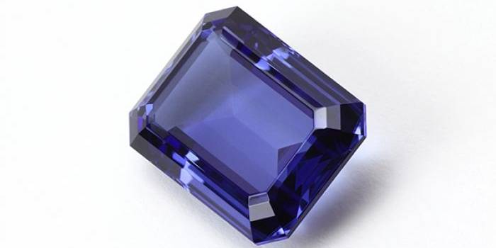 1. Tanzanite
Hanya ditemukan di kaki Gunung Kilimanjaro, Tanzania, batu biru-ungu ini adalah permata yang sangat berharga. Karena terbatasnya ketersediaan, Tanzanite dapat ditambang dalam waktu 20-30 tahun. Ini pasti akan menjadikan harganya lebih mahal. Komposisi: Calcium, Aluminium, Silicon, Hidrogen, Oksigen | Nilai pasar: $ 600- $ 1.000 per karat.