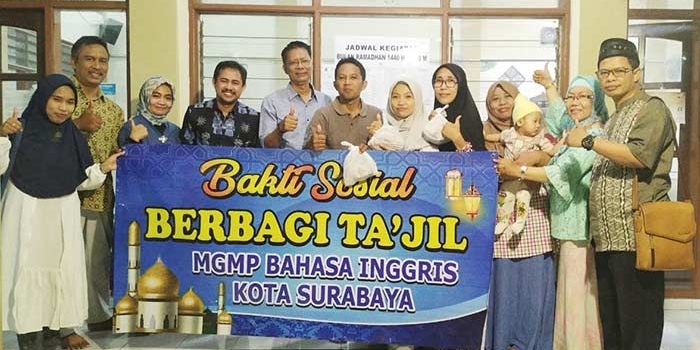 Kepala Dinas Pendidikan Kota Surabaya M. Ikhsan dan Kepala Bidang Dikmenum Darminto saat foto bersama Tim Pembagian Takjil MGMP Bahasa Inggris SMP Kota Surabaya. Foto: YUDI ARIANTO/BANGSAONLINE