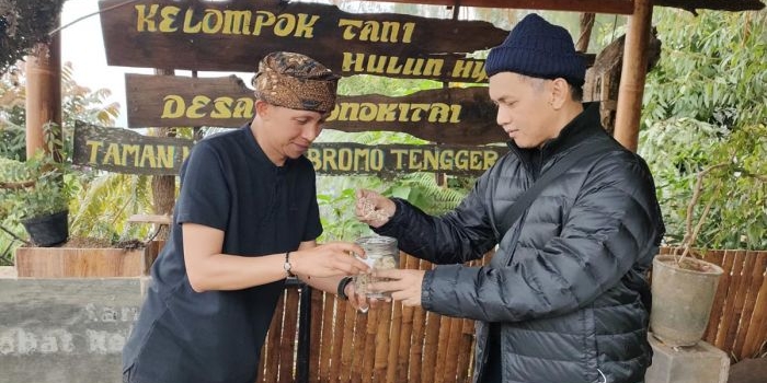 Ketua Kelompok Tani Hulun Hyang Teguh Wibowo Teguh Wibowo (kiri) saat menunjukkan biji bunga edelweiss kepada Kepala BI Kediri M. Choirur Rofiq. Foto: MUJI HARJITA/ BANGSAONLINE