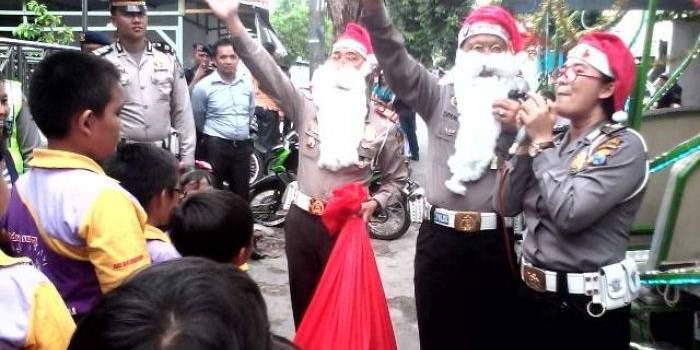 tampak polisi yang sedang menghibur anak-anak dengan games disertai dengan hadiah. foto: eky nur hadi/harian bangsa.