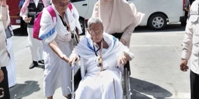 Tak hanya menyambut, petugas juga sigap menyediakan kursi roda bagi jemaah lansia yang tiba di Makkah. Foto: MCH 2026.