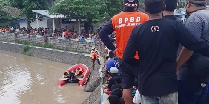 Anggota BPBD Jombang sedang melakukan pencarian korban tenggelam.