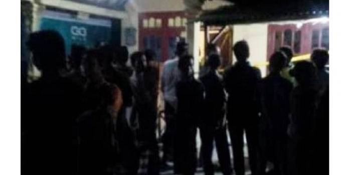 Warga yang penasaran dan berkerumun di depan rumah korban. (istimewa)