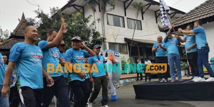 Vice Presiden Daop 7 Madiun, Suharjono memberangkatkan peserta jalan sehat. Foto: Hendro Suhartono/BANGSAONLINE