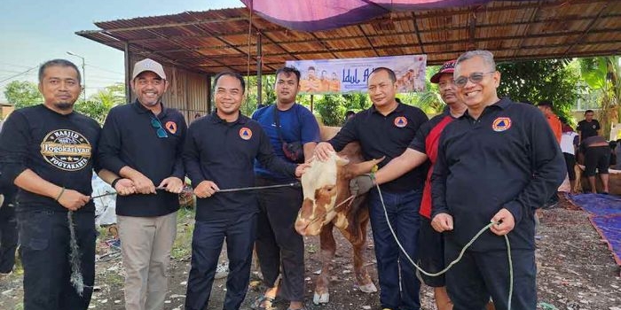 kurban-8-sapi-dan-4-kambing-bpbd-jatim-bagikan-1-000-paket-daging-ke-warga-sekitar