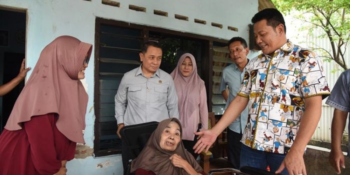 Bupati Subandi saat menyerahkan bantuan kursi roda ke warga, Minggu (17/5). Foto: Ist.
