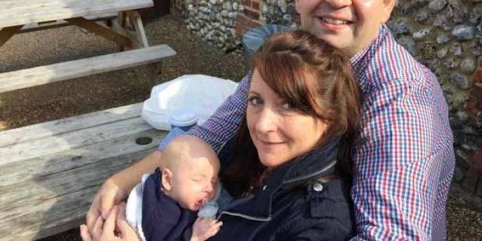 Pasangan Johanna McSweeney (42) - Barrie Archer (38), beserta anak mereka. Thomas Miracle. Benar-benar bayi miracle. foto: repro mirror.co.uk
