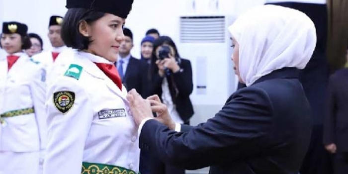 Gubernur Jatim Khofifah Indar Parawansa menyematkan pin Merah Putih secara simbolis kepada anggota Pasukan Pengibar Bendera Pusaka (Paskibraka) Provinsi Jawa Timur tahun 2019 di gedung Negara Grahadi Surabaya. foto: ist