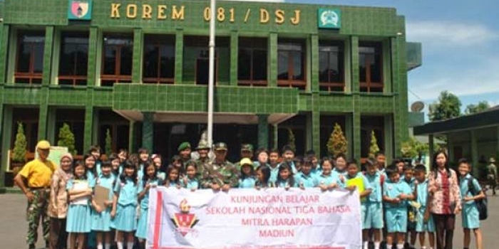 Kasrem 081/DSJ Letkol Inf Jemz Andre Ratu Edo juga berkenan foto bersama siswa-siswi Mitra Harapan.