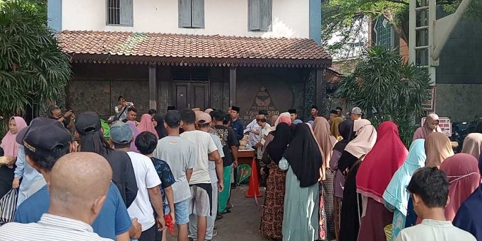 Pembagian daging kurban di Ponpes Tebuireng, Jombang.