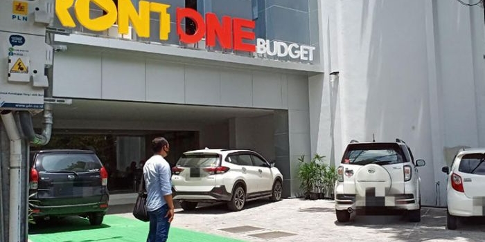 FrontOne Budget Hotel, Jalan Veteran Kecamatan Kebomas, Kabupaten Gresik. (foto: SYUHUD/ BANGSAONLINE)