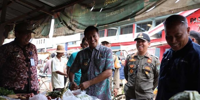 Pj Bupati Pamekasan Masrukin Bersama Basri Yulianto Kepala Disperindag saat di Pasar 17 Agustus, Kamis (30/11/2023).