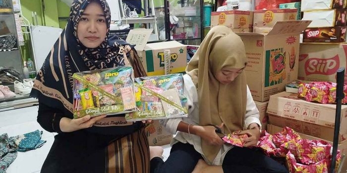 Pemilik bisnis parcel Java Store, Elok Lailatul Maghfiroh, saat menunjukkan parcel anak.