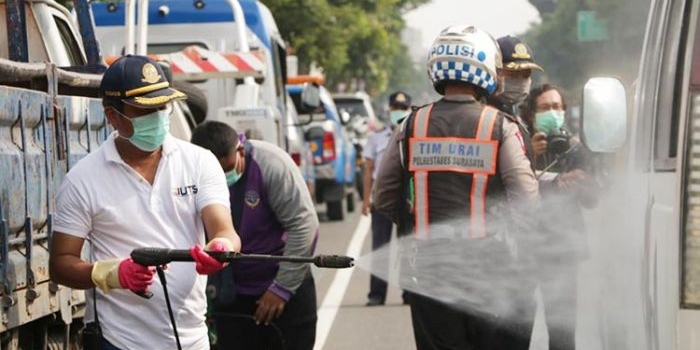Kepala Dinas Perhubungan Kota Surabaya Irvan Wahyudrajat saat memimpin penyemprotan disinfektan. 