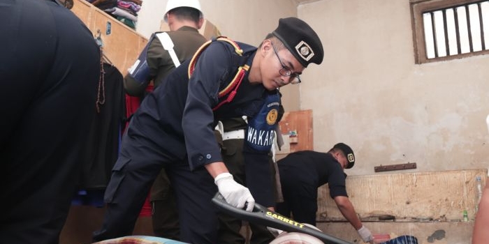 Petugas Gabungan saat memeriksa salah satu sel tahanan. (Ist).

