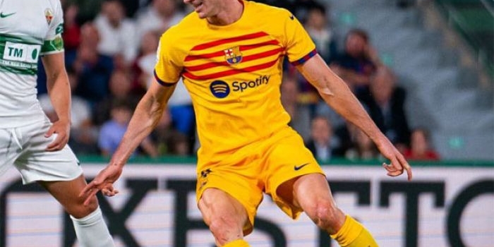 hasil-liga-spanyol-elche-vs-barcelona-lewandowski-brace-blaugrana-tinggalkan-los-blancos