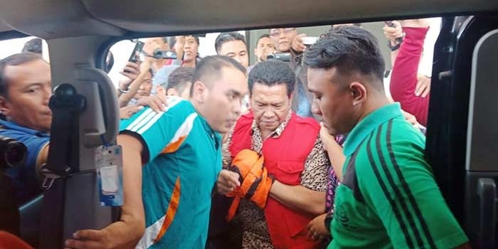Tersangka dr. M. Nurul Dholam usai jalani pemeriksaan di Kejari Gresik dan dibawa ke rutan. Foto: SYUHUD A/BANGSAONLINE