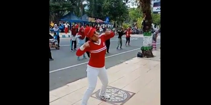 Ketua komunitas senam Pacitan, Lilik Handayani saat menggoyang dayung masyarakat Pacitan pada CFD Minggu pagi.