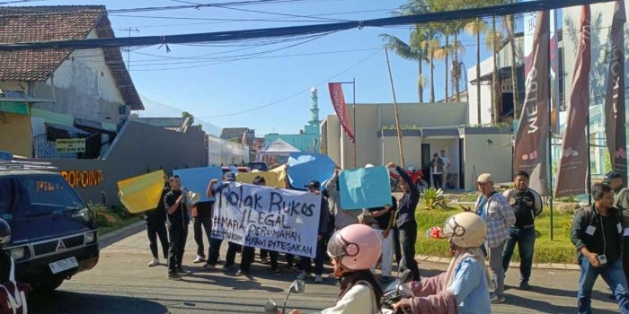 AMPH atau Aliansi Mahasiswa Peduli Hukum saat menggelar demo terkait proyek properti dan rumah kos kavling Metropoint di kawasan Merjosari, Kecamatan Lowokwaru, Kota Malang.
