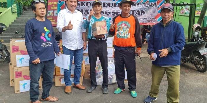 Pihak Perumda Tugu Tirta saat menyalurkan bantuan untuk warga terdampak banjir di Malang Selatan.