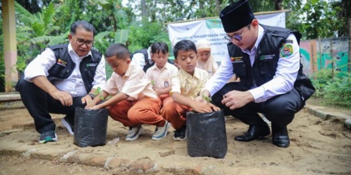 Bupati Trenggalek Moch.Nur Arifin saat mendampingi  Yayasan Swatantra Pangan Nusantara membagikan bibit dan pupuk di beberapa sekolah di Kecamatan Gandusari