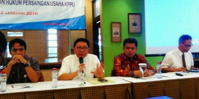 Komisioner KPPU, Muhammad Nawir Messi (tengah). foto: zahratul maidah/ BANGSAONLINE