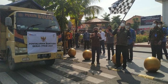 Wali Kota Madiun H. Maidi memberangkatkan kembali bantuan sembako berupa beras untuk masyarakat terdampak PPKM Level IV di depan Kantor Balai Kota Madiun, Jumat (6/8/2021).