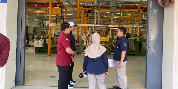 Petugas dari Imigrasi Malang saat melakukan pengawasan di Pasuruan.