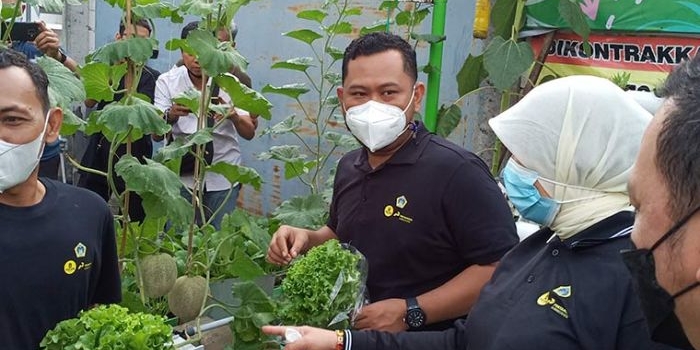 Bupati Gus Yani (tengah) menunjukkan hasil tanaman hidroponik. foto: SYUHUD/ BANGSAONLINE