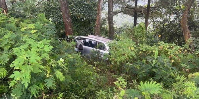 mobil-avanza-asal-surabaya-masuk-ke-terjun-ke-jurang-pacet-1-penumpang-meninggal-dunia